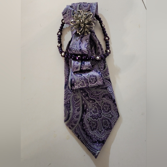 Hand Crafted Necktie Necklace with vintage Floral Brooch and Pearls Purple White - Picture 7 of 12